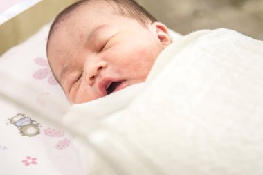 Anne sağlık kavramı Doğum odasında uyuyan sevimli bebek yenidoğan