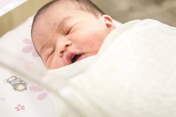 Mignon Bébé Nouveau Dormir Dans Salle Accouchement Concept Soins Santé — Photo