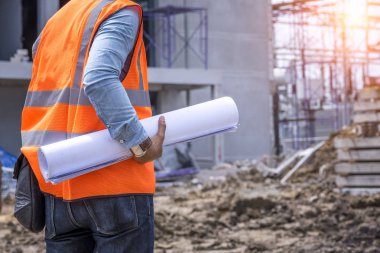 İnşaat Mühendisliği inşaat Müfettiş ile inşaat sahasında blueprint