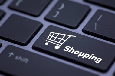 Online alışveriş kavramı, klavyedeki süpermarket arabası simgeli düğme yakından