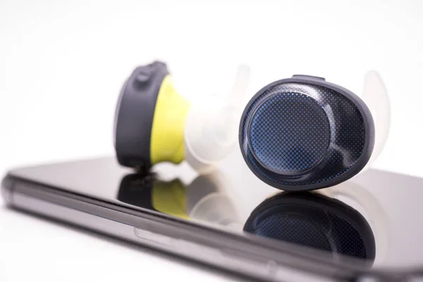 Écouteurs Dans Oreille Sur Smartphone Sur Fond Blanc — Photo