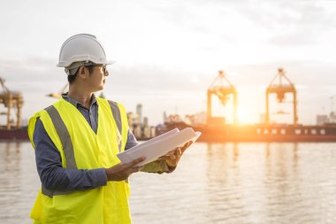 Mühendis denetim vinç konteyner kargo nakliye ithalat kaldırın ve limanda verme