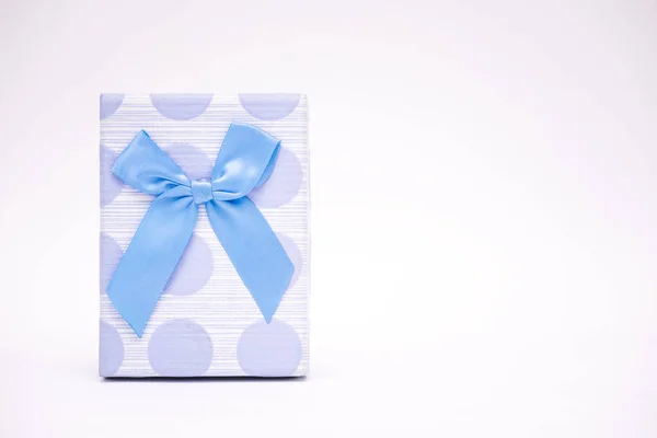 Синя Красива Подарункова Коробка Ручної Роботи Синьою Стрічкою Білому Ізольованому — стокове фото