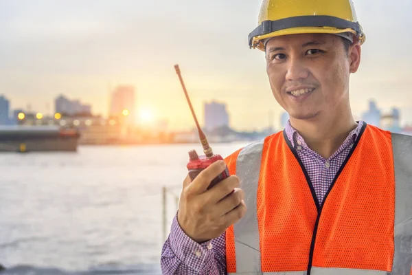 Ingenieur Dragen Veiligheid Radiocommunicatie Rivier Kant Poort Transport — Stockfoto