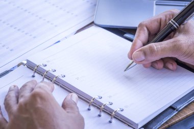 işadamı eller hatırlatma görev defter kağıt iş listesi yapmak için yazma