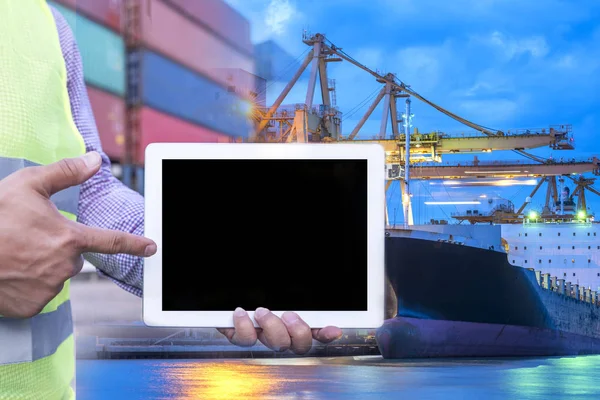 Dubbele Blootstelling Handen Met Tablet Logistiek Van Industriële Container Lading — Stockfoto