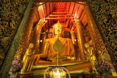 Altın büyük Buda yer alan il Ayutthaya, Tayland Budist tapınağında içinde.