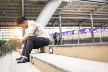 İş merkezleri, sıkı çalış sonra işadamı yorgun oturma