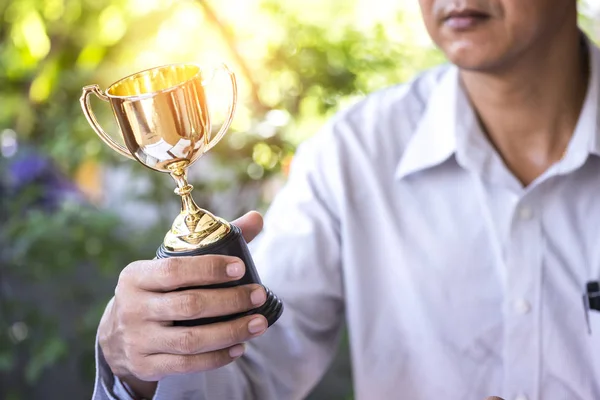 Trzyma Złoty Puchar Nagrody Biznes Biznesmen — Zdjęcie stockowe