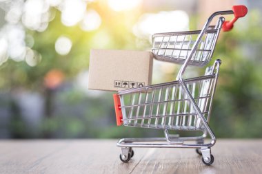 Dağıtım depo, paket nakliye, nakliye Ulaştırma, lojistik ve teslimat kavramı, karton kutular ve paketler yığını ile arka plan