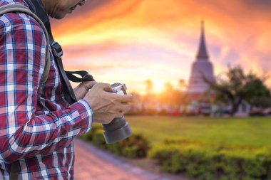 Resmi dijital kameraya bakarak turist Asya turistik seyahat