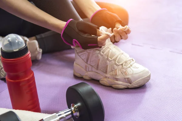 Wanita Muda Pelari Mengikat Tali Sepatu Gym Gaya Hidup Sehat — Stok Foto