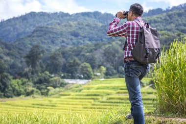 Seyir ve manzara ile dürbün izlerken Asyalı adam