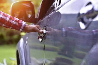 Araba sapında el açık arabanın kapısını el