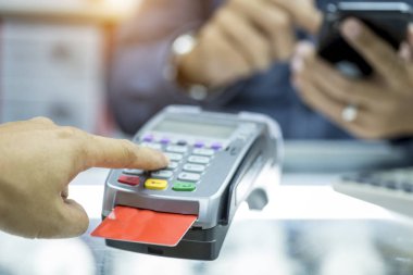 Eller ödeme kredi kartı satın ürün ve hizmet, internet bankacılığı, online ödeme kavramı