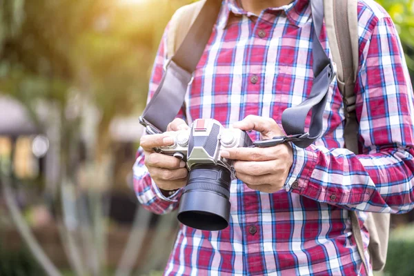 Profesionální Fotograf Drží Kameru Rukou — Stock fotografie