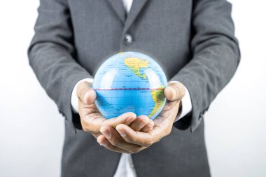 Eller kavramı küresel iş, iletişim, siyaset veya çevre koruma için avuç dünyada holding işadamı eller