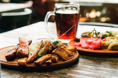 Soğuk bir bira ile tatmin edici rustik ızgara gıda 