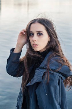 Kentsel onun dudak piercing ile inanılmaz şık oldukça gayrı kız portresi 