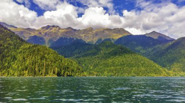 Güzel dağ gölü Ritsa.