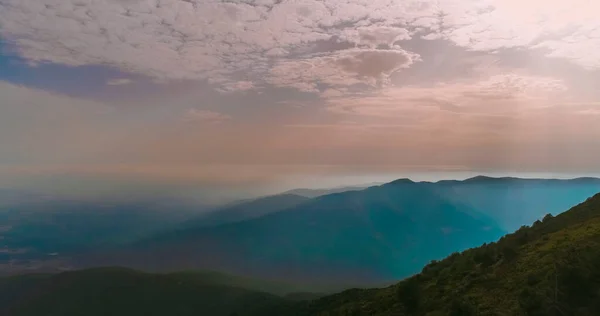 Berglandschaft Voller Grüner Bäume Mit Wolkenverhangenem Himmel Und Sonnenstrahlen Die — Stockfoto