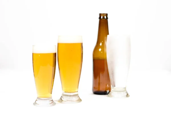 Dos Vasos Llenos Cerveza Con Espuma Junto Con Una Botella —  Fotos de Stock