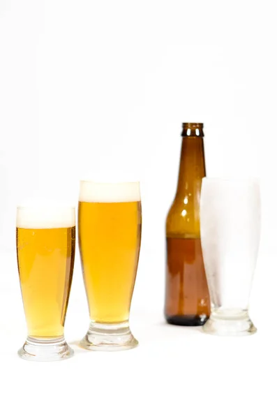 Dos Vasos Llenos Cerveza Con Espuma Junto Con Una Botella —  Fotos de Stock