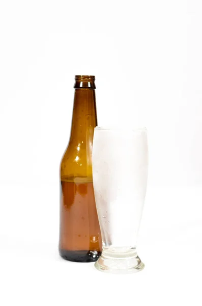 Botella Vidrio Marrón Vaso Frío Vacío Sobre Fondo Blanco —  Fotos de Stock