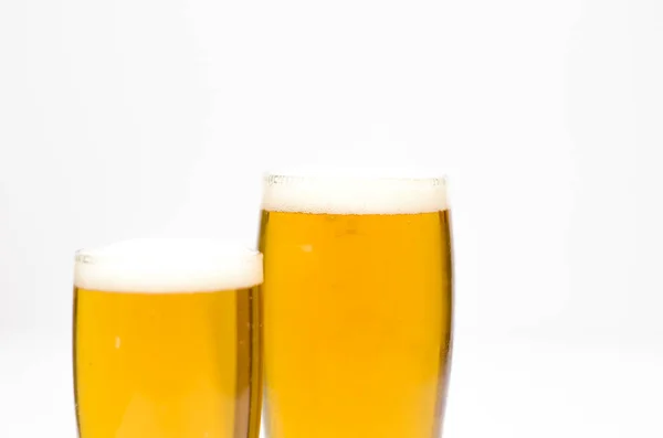 Dos Vasos Llenos Cerveza Con Espuma Sobre Fondo Blanco —  Fotos de Stock