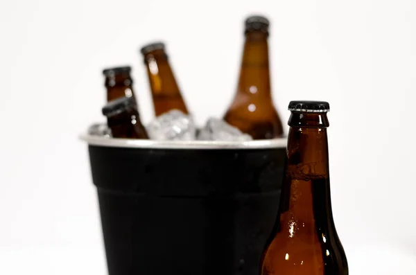 Бутылка Пива Переднем Плане Черным Ведром Льда Четырьмя Коричневыми Стеклянными — стоковое фото