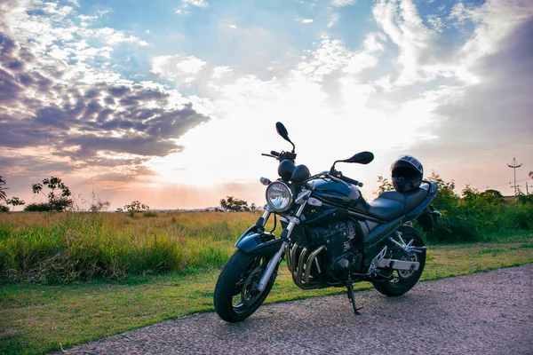 Чорний Мотоциклетний Шолом Розміщений Сидінні Чорного Мотоцикла Припаркованого Вулиці Природним — стокове фото