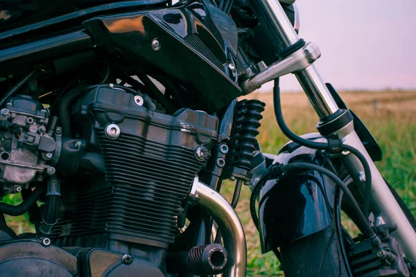 Перед Чорним Мотоциклом Можете Побачити Двигун Пейзажем Задньому Плані — стокове фото