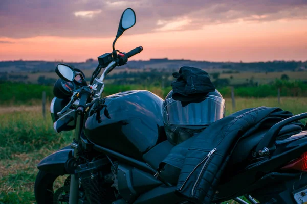 Ein Schwarzer Motorradhelm Auf Dem Sitz Eines Schwarzen Motorrads Das — Stockfoto