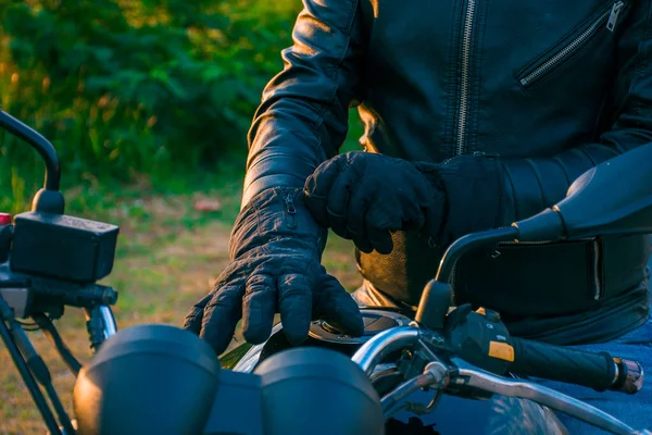 Чоловік Сидить Чорному Мотоциклі Одягнений Джинси Чорний Піджак Одягаючи Чорні — стокове фото