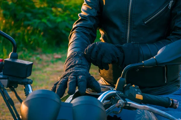 Mannen Sitter Svart Motorcykel Klädd Jeans Och Svart Jacka Sätta — Stockfoto