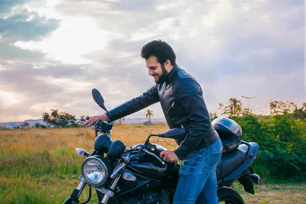 Hombre Pie Junto Una Motocicleta Vistiendo Jeans Una Chaqueta Negra —  Fotos de Stock