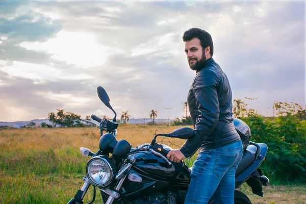 Hombre Pie Junto Una Motocicleta Vestido Con Jeans Chaqueta Negra —  Fotos de Stock