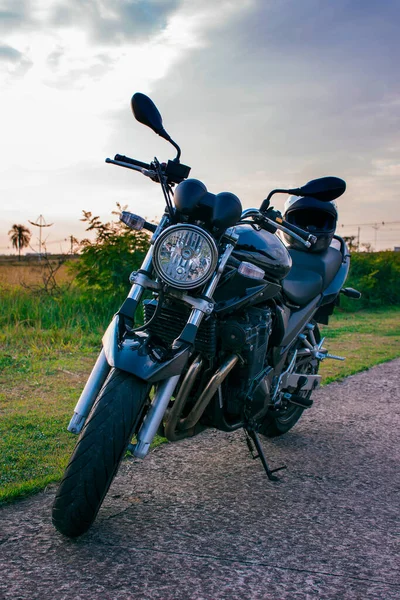 Motocykl Zaparkowany Ulicy Walizką Siedzeniu Tłem Natury — Zdjęcie stockowe