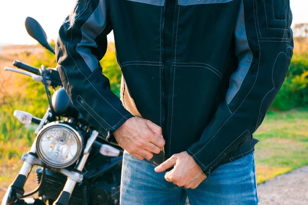 Чоловік Чиє Обличчя Видно Одягнений Джинси Чорний Піджак Застібає Піджак — стокове фото