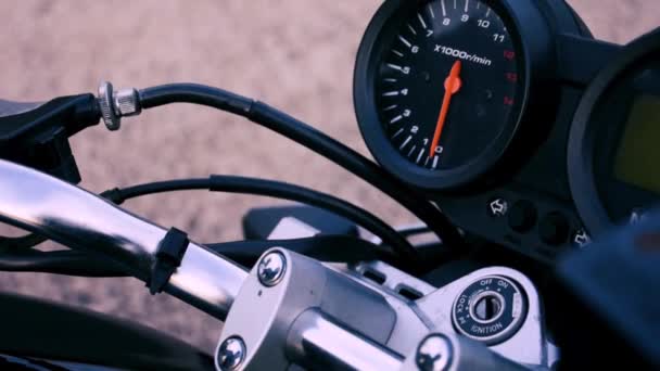 Guiador Uma Motocicleta Mostrando Medidor Velocidade Uma Mão Inserindo Chave — Vídeo de Stock