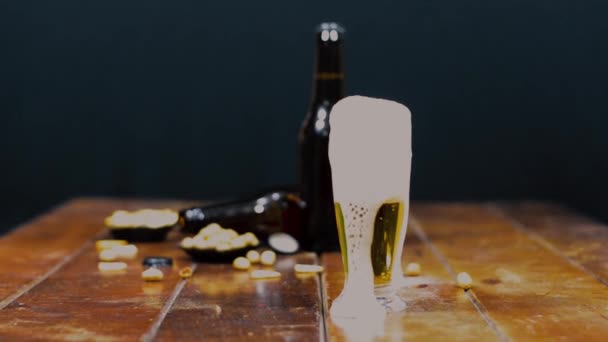 Jelenet Egy Fából Készült Asztalról Sós Rágcsálnivalókkal Néhány Üveg Sörrel — Stock videók