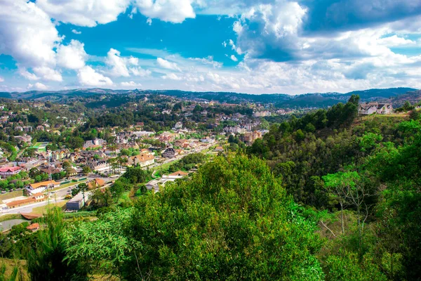 Landschap Van Verschillende Bergen Waarin Zich Een Dorpje Vallei Bevindt — Stockfoto