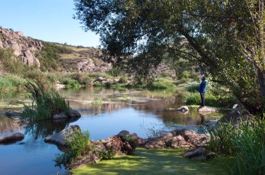 Granit Arbuzinka kayalar hafta sonu Ukrayna Mertvovod Nehri üzerinde Aktovo köyü yakınlarında kanyonda balık. Avrupa'nın doğal harikasından biri.