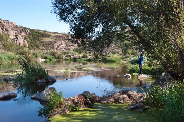 Granit Arbuzinka kayalar hafta sonu Ukrayna Mertvovod Nehri üzerinde Aktovo köyü yakınlarında kanyonda balık. Avrupa'nın doğal harikasından biri.