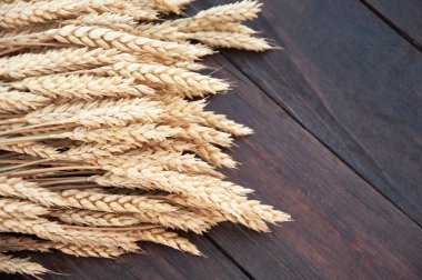 Buğday pas ahşap zemin üzerine