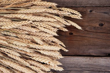 Buğday pas ahşap zemin üzerine