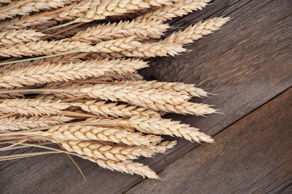 Buğday pas ahşap zemin üzerine