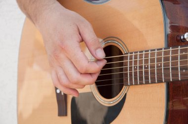 akustik gitar çalmak