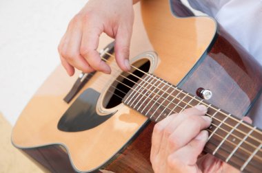 akustik gitar çalmak