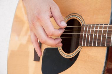 akustik gitar çalmak